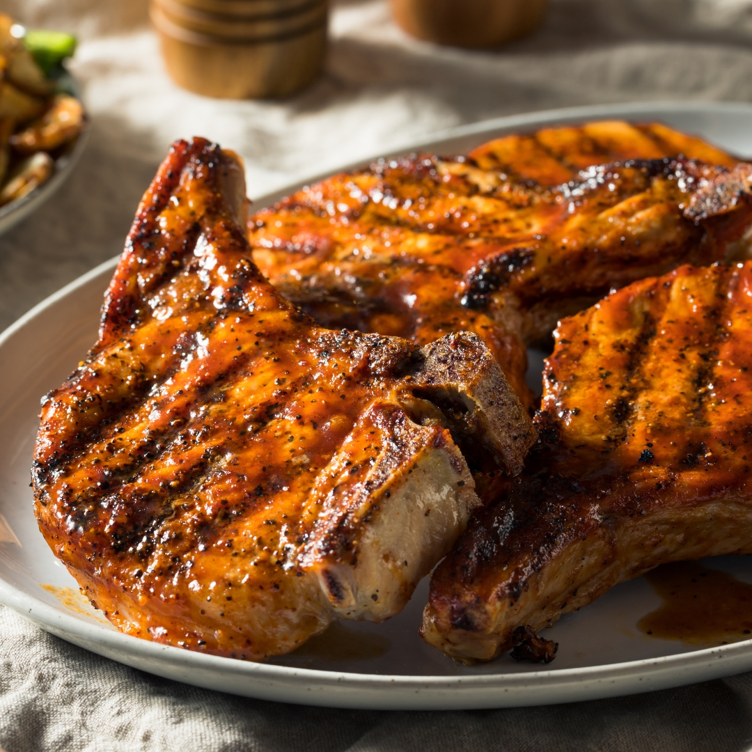 Duas fatias de carne crua sobre gelo com uma folha.